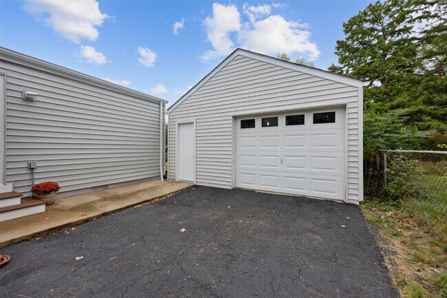 Building Photo - 417 Chamberlin Dr