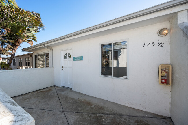 Building Photo - Newly Remodeled  Pacific Beach Condo Now A...