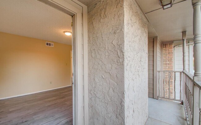 Building Photo - 10615 Briar Forest Dr