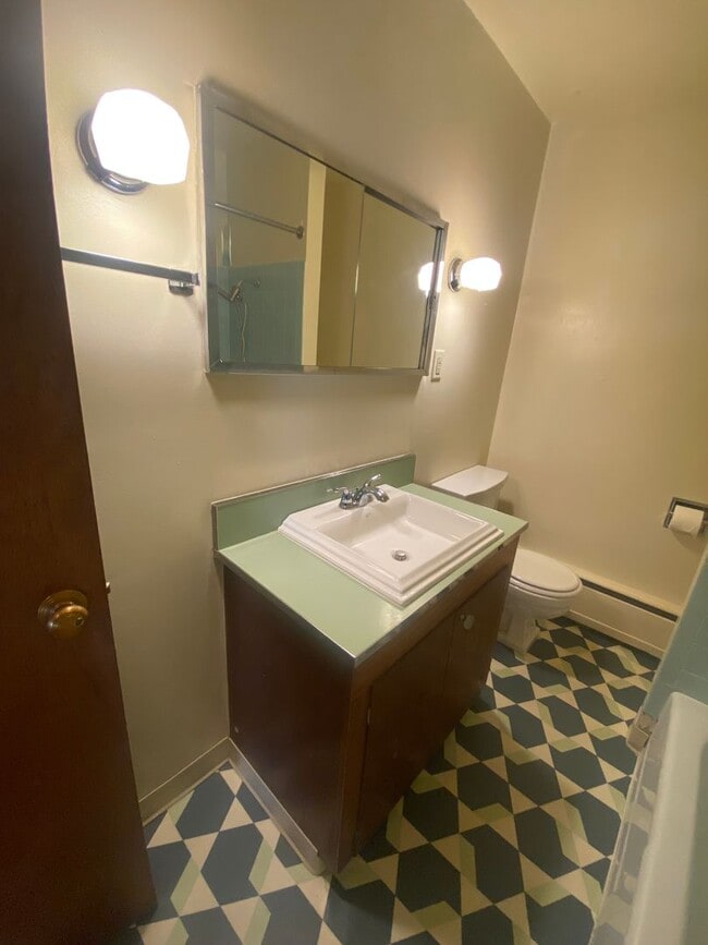 Building Photo - 2 bed 1 bath duplex. Less than 3 miles fro...