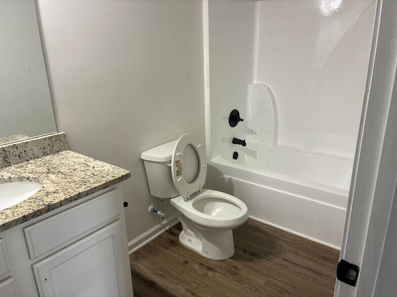 Building Photo - Room in Townhome on Bayrose Cir