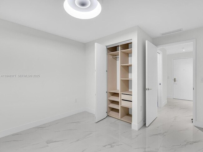 Building Photo - 700 NE 24th St