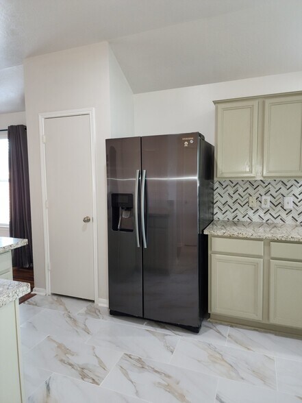 Kitchen Fridge - 4710 Montclair Hill Ln