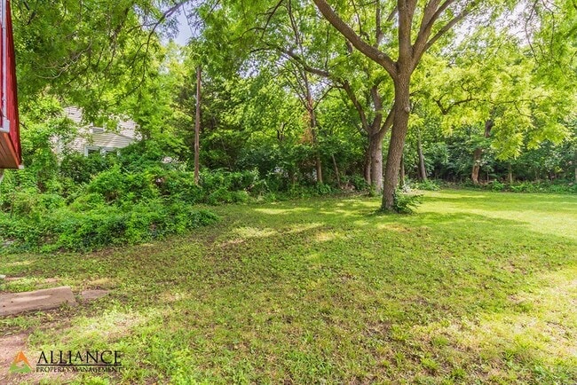 Building Photo - Close to Aggieville & K-State! **Lease from 8/7/26-7/31/27 ONLY!!**