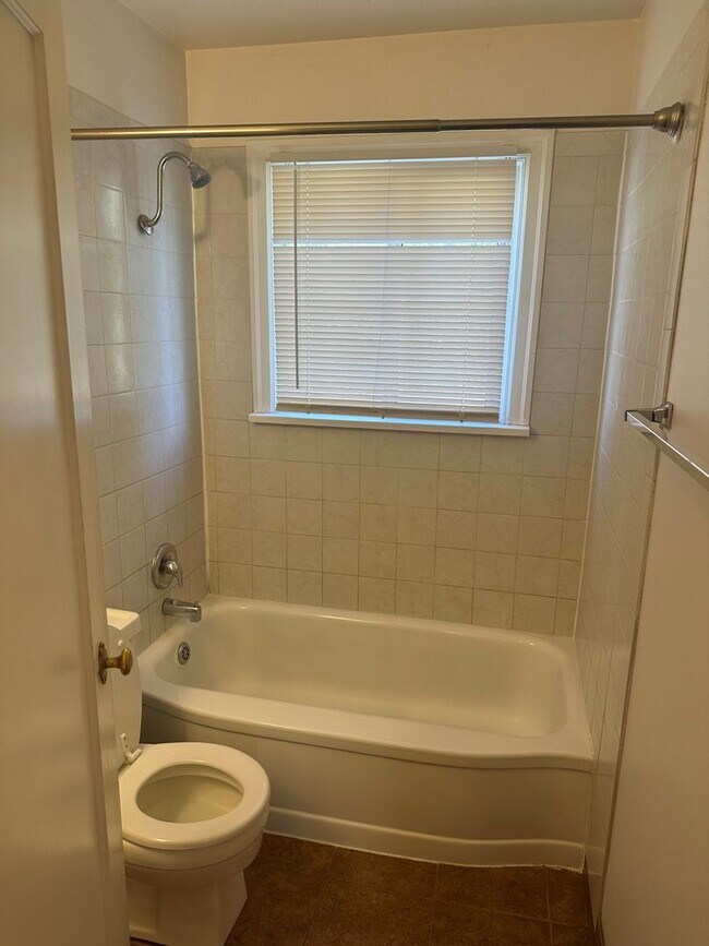 Building Photo - Adorable Valley 1+bedroom bungalow with Shop!