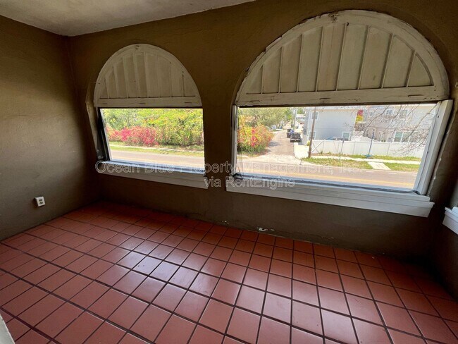 Building Photo - 1310 28th St N