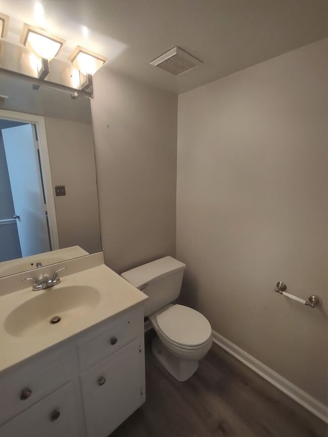Building Photo - Pristine Duplex Home Located in the Lincol...