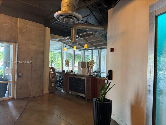 Building Photo - 10 SW South River Dr