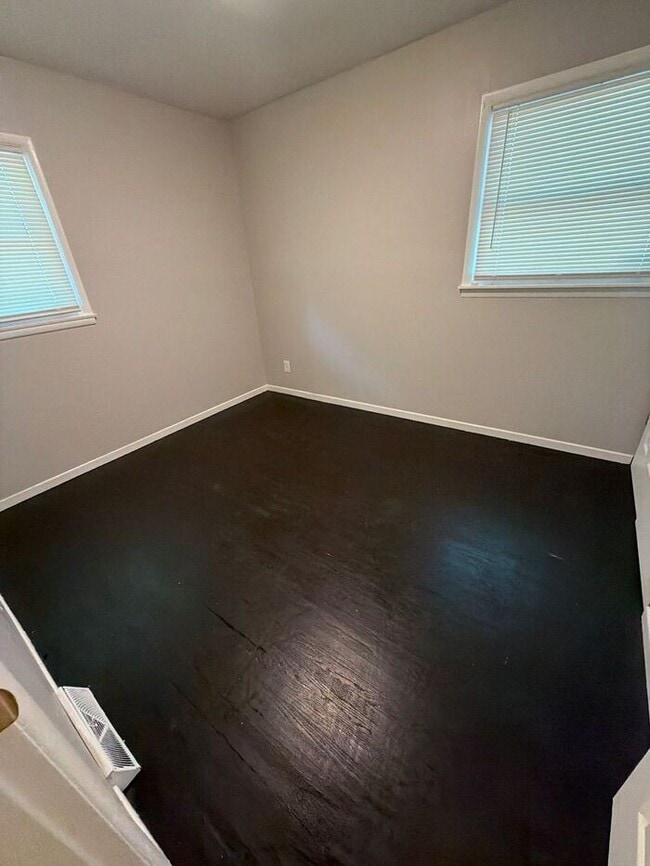 Building Photo - Cozy 3-bedroom, 1-bath