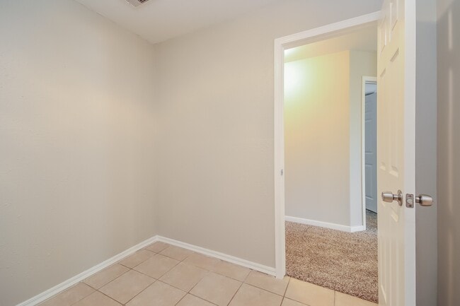 Building Photo - 9518 Peridot Green Dr