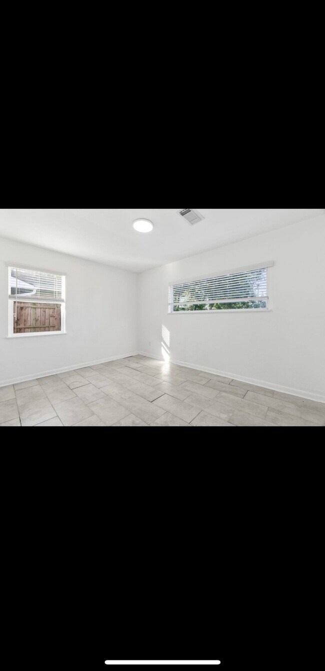 Building Photo - 10602 Buffum St