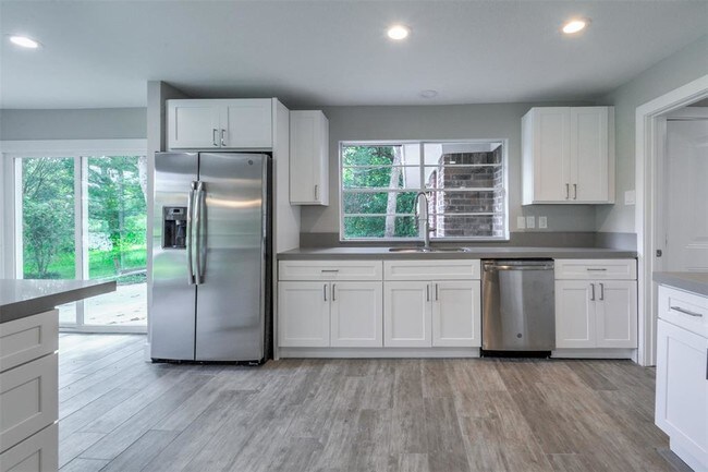 Building Photo - 915 Brook Forest Dr