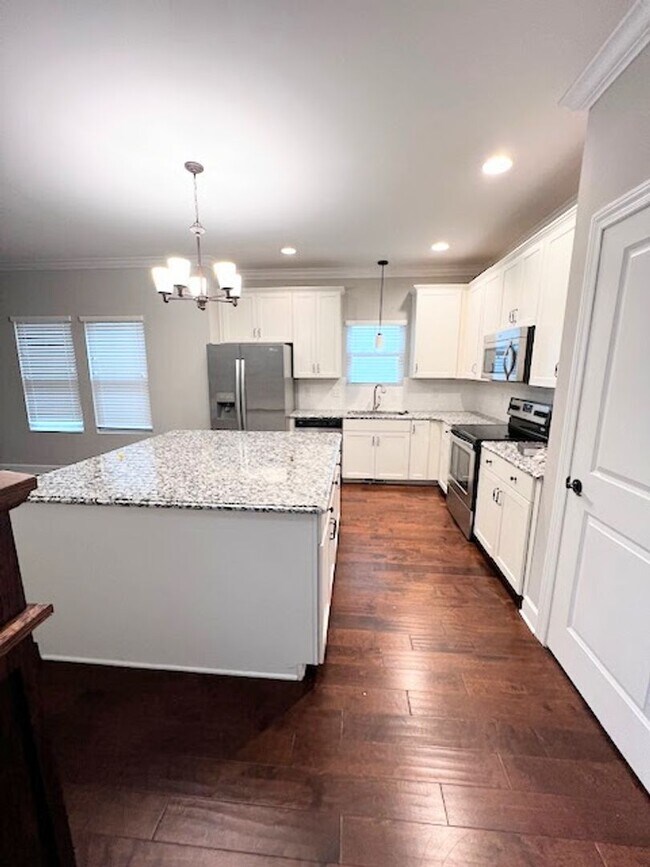 Building Photo - 4 Bedroom 2.5 Bathroom Home
