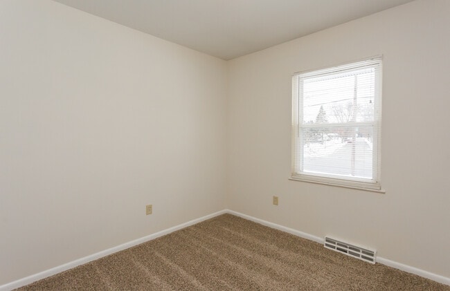 Building Photo - Large 3 Bed 1.5 Bath Maumee Home!