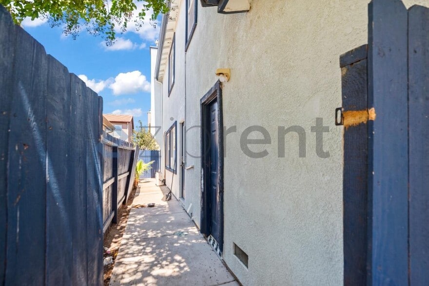 Building Photo - Unit A