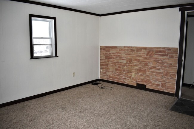 Building Photo - 2-3 bedroom home!  Only $825.00 plus utili...