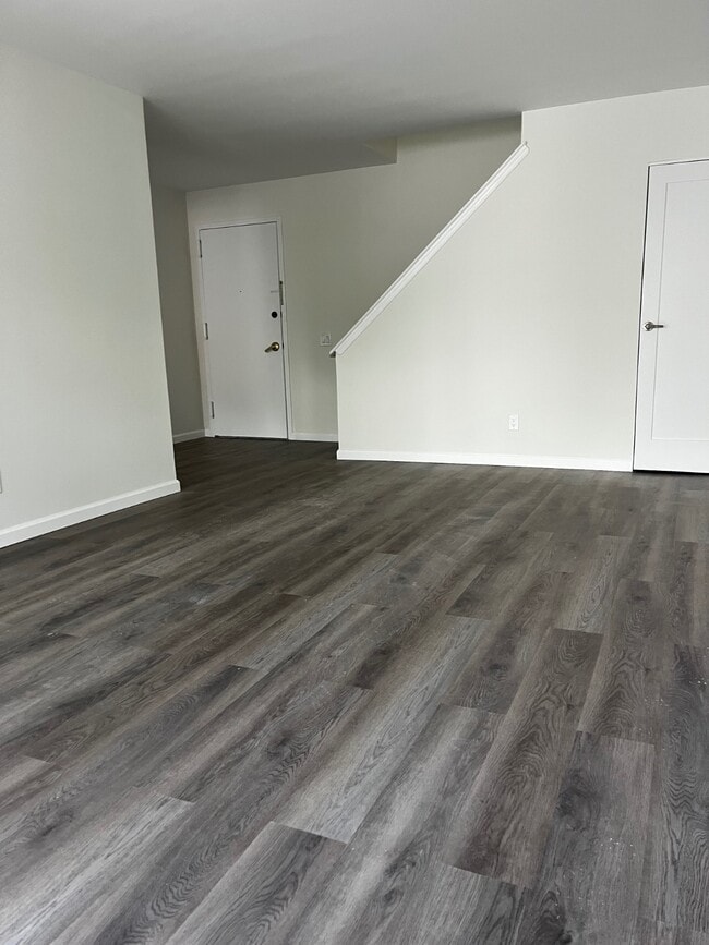 Building Photo - 121 Wellington Ct