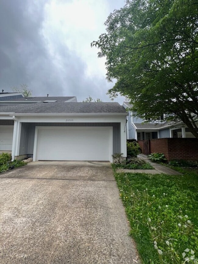 Building Photo - CHARMING TOWNHOME LOCATED IN HIGHLAND HALL...