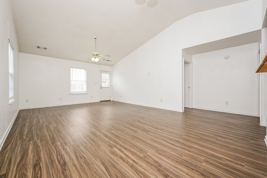Building Photo - 2167 Red Oak Cir