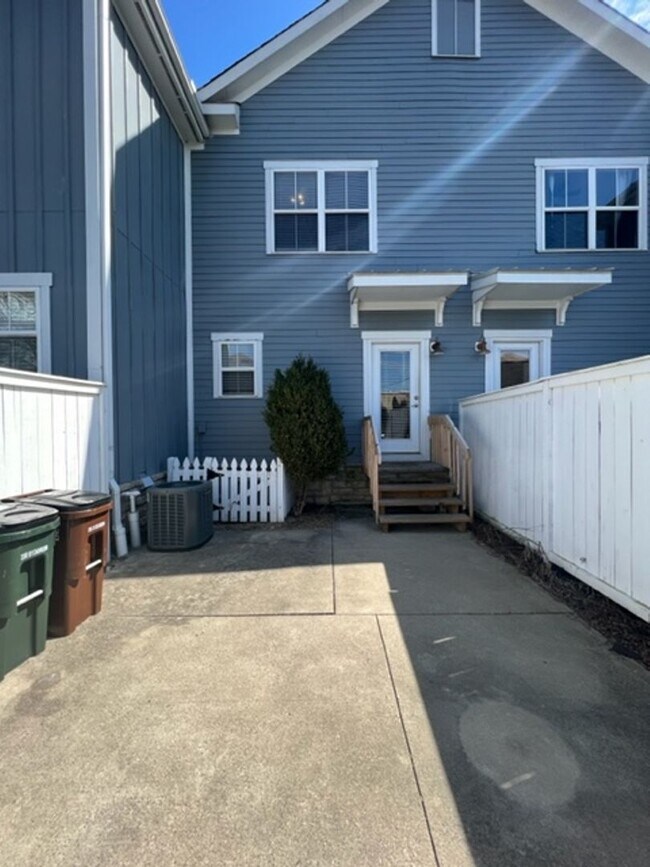 Building Photo - 2 Bed 2.5 Bath Condo in Downtown Powell Available for Pre-Lease!