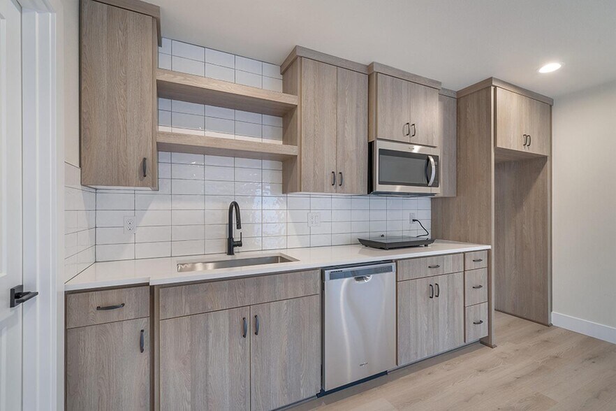 Building Photo - Modern University Park apartment by UP & Cathedral Park