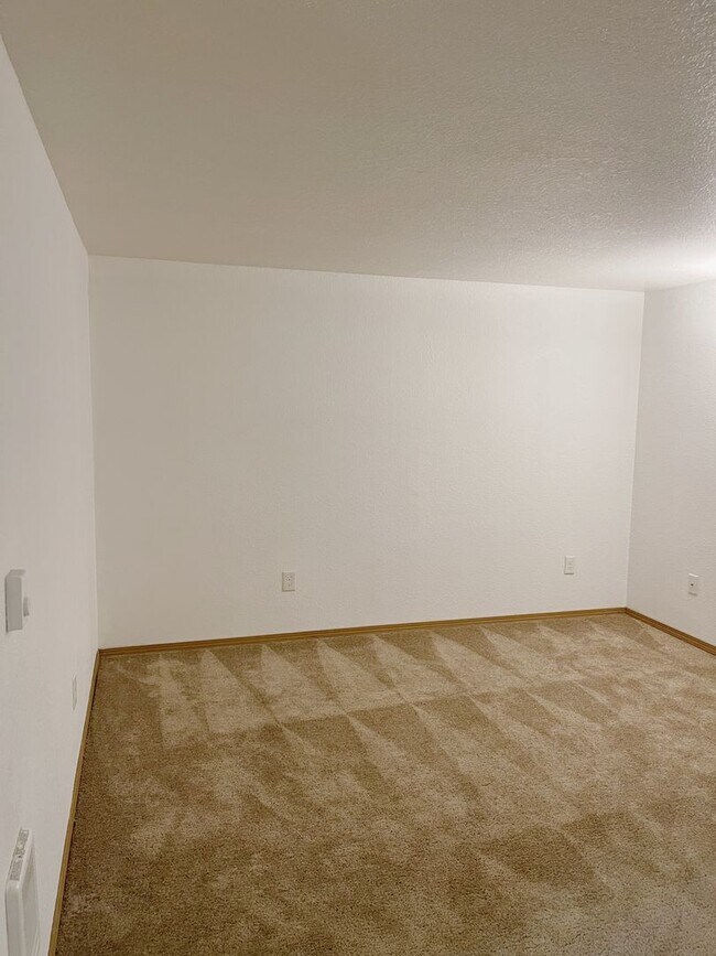 Building Photo - Lovely 2 Bedroom Apartment… Waiting for You to Make it Home!