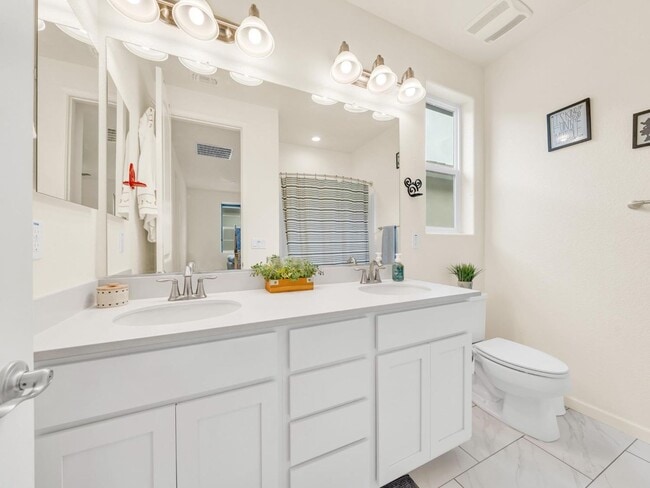 Building Photo - Beautiful 2019 Built 3 bedrooms 2.5 bath!