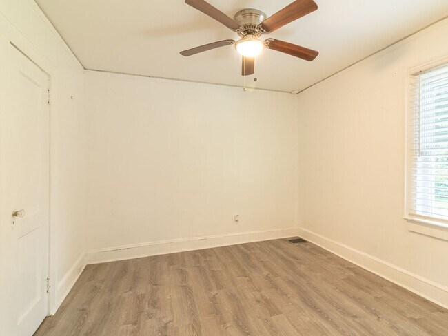 Building Photo - $400 Off first month rent.  Newly renovate...