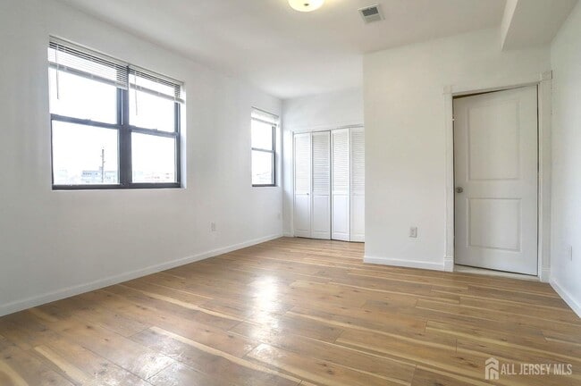 Building Photo - 9017 Riverside Pl