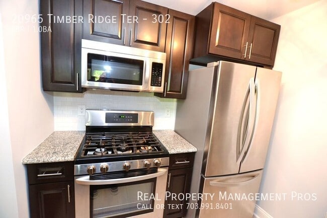 Building Photo - Beautifully Updated 3rd Floor Condo For Re...
