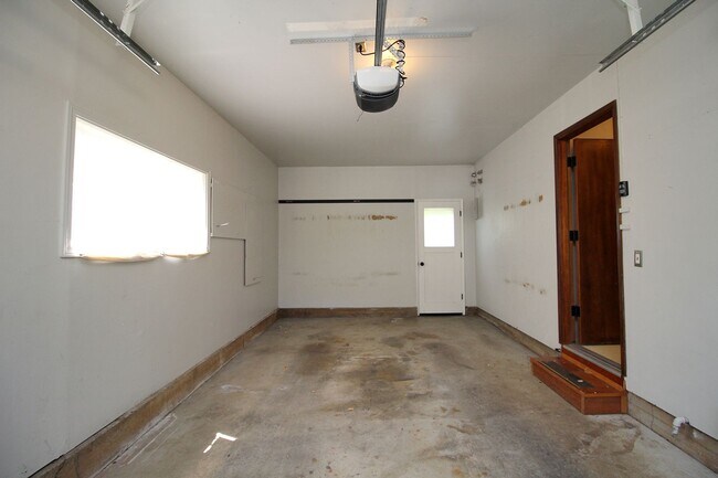 Building Photo - 5603-5617 NE Everett St