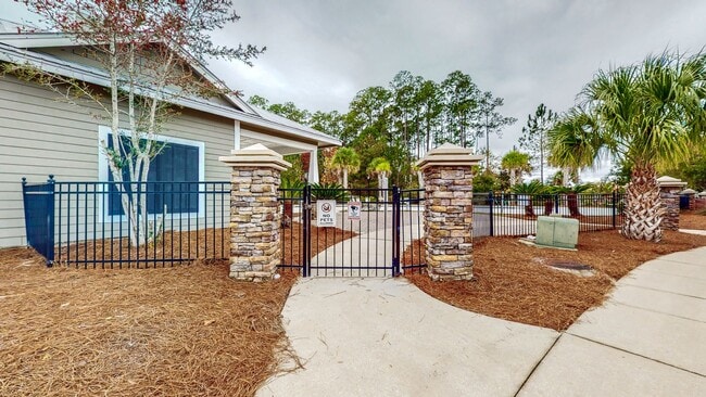 Building Photo - End unit!  Washer/Dryer Included! Beautiful 3 Bedroom Townhome (larger floorpan) with Screened-In...