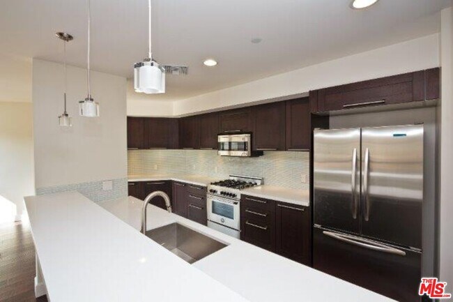 Building Photo - 1636 S Beverly Glen Blvd