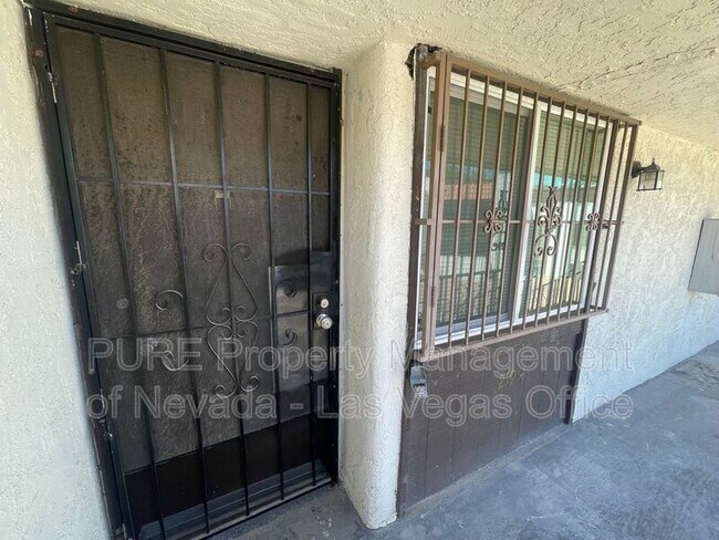 Building Photo - 1405 E Vegas Valley Dr