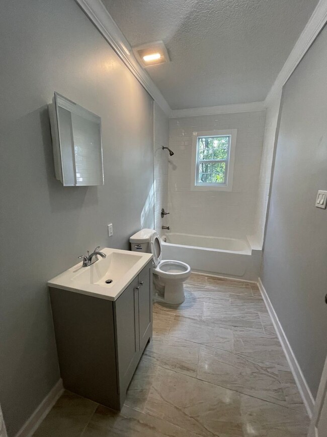 Building Photo - Completely renovated 4/2 Single Family home ! Available now!