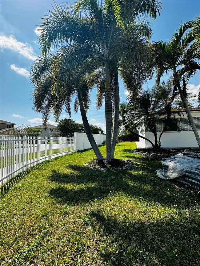 Building Photo - 30120 SW 152nd Ave