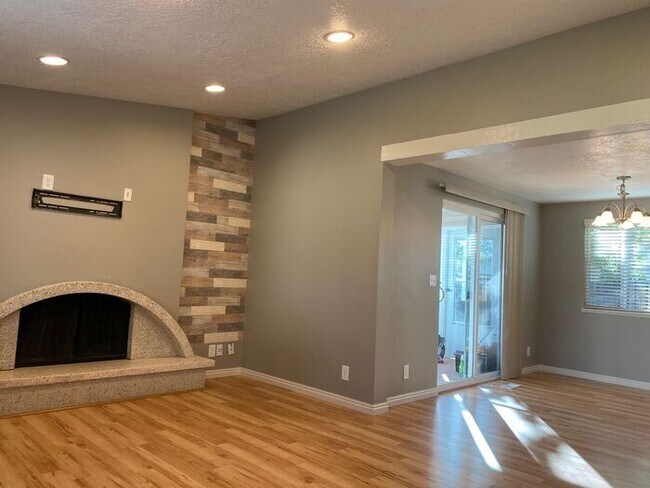 Building Photo - West Valley Nice 4 bed 2 bath Family Home