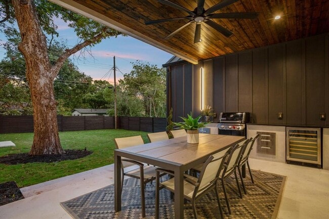 Building Photo - Stunning South Austin Oasis