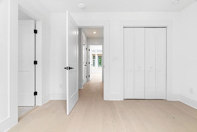 Building Photo - 10 Seawell Ave