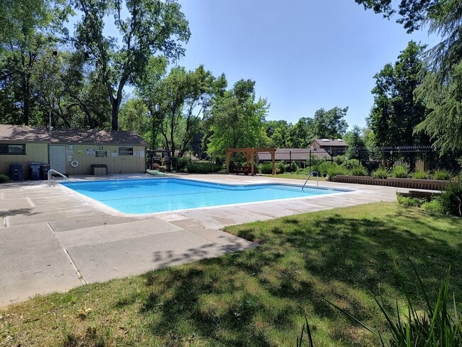 Building Photo - Newley Updated 4 bedroom, 2.5 bathroom Townhome in Citrus Heights!!!