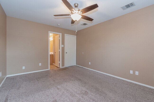Building Photo - Spacious Three Bedroom Home!!
