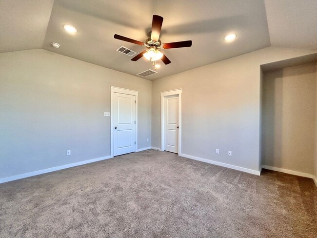 Building Photo - Charming 3 Bed / 2.5 Bath Family Home