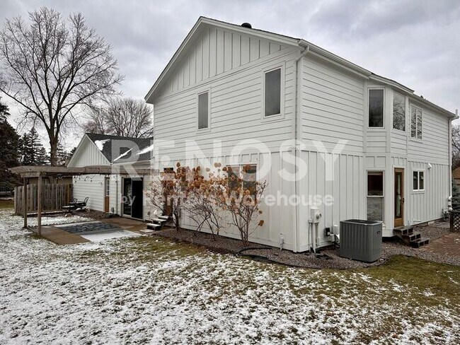 Building Photo - 5 Bedroom 3 Bathroom Single Family Home in Burnsville