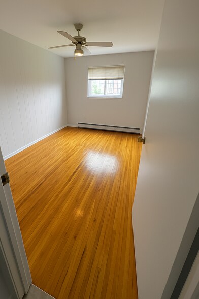 Building Photo - 815 Throggs Neck Expy