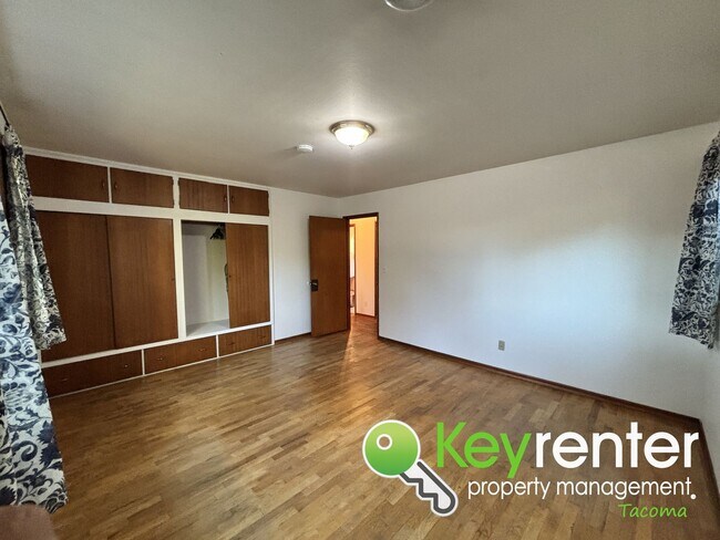 Building Photo - Charming 4-Bedroom Mid-Century Style Craft...