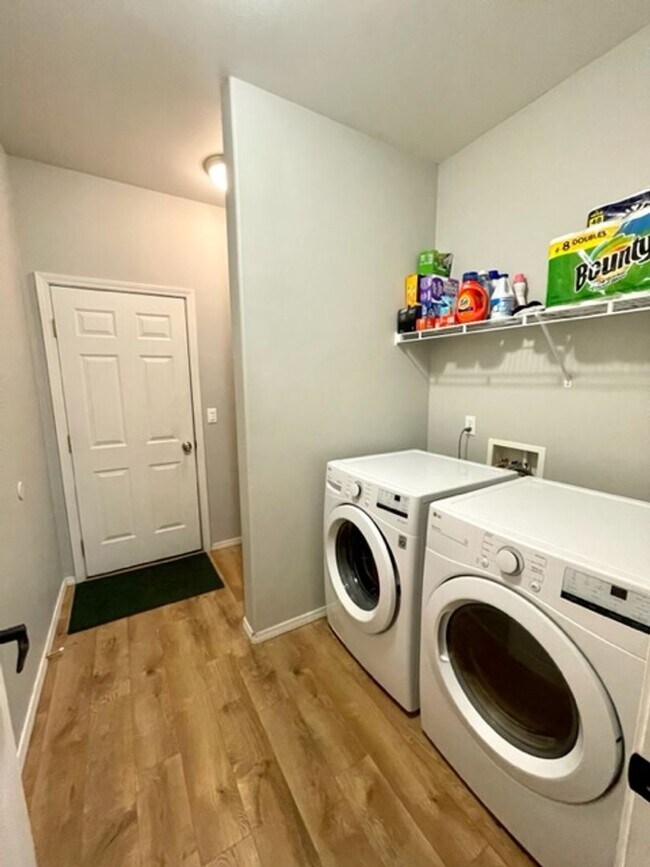 Building Photo - Beautiful 4 bedroom NW Bend Home!