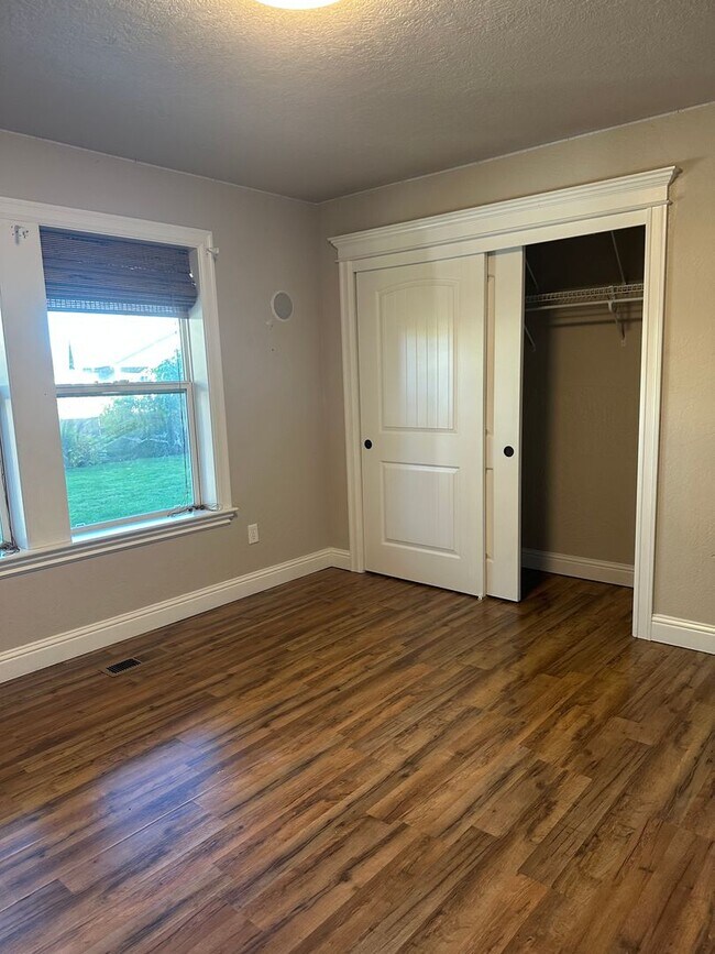 Building Photo - Amazing Price! Amazing Location!