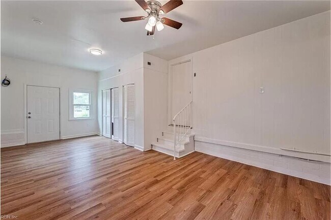 Building Photo - 1613 Loren Cres