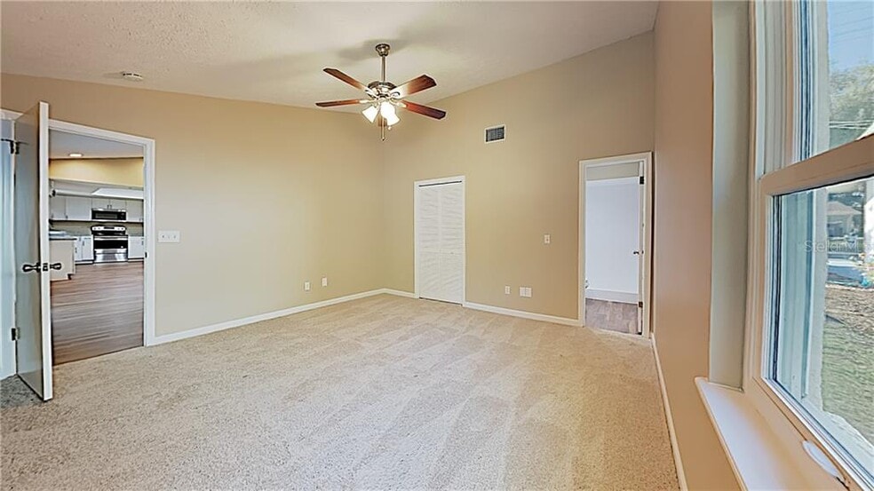 Masterbedroom w/ walk-in - 10801 N 53rd St