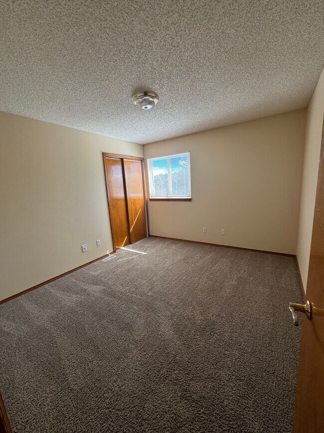 Building Photo - Charming 5 Bed 3 Bath House - MOVE IN SPECIAL - 1/2 Off First Months rent